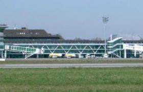 Vue sur l'aéroport de Strasbourg-Entzheim situé sur le ban communal