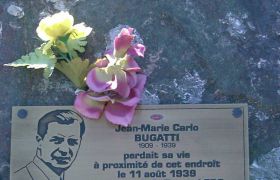 Stèle souvenir Bugatti